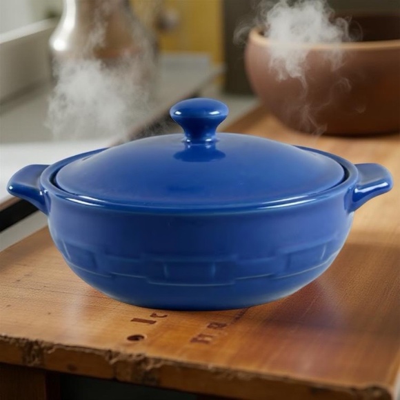 Longaberger Pottery Woven Traditions Cornflower 1.5 Pt Round Covered Casserole - Picture 1 of 5